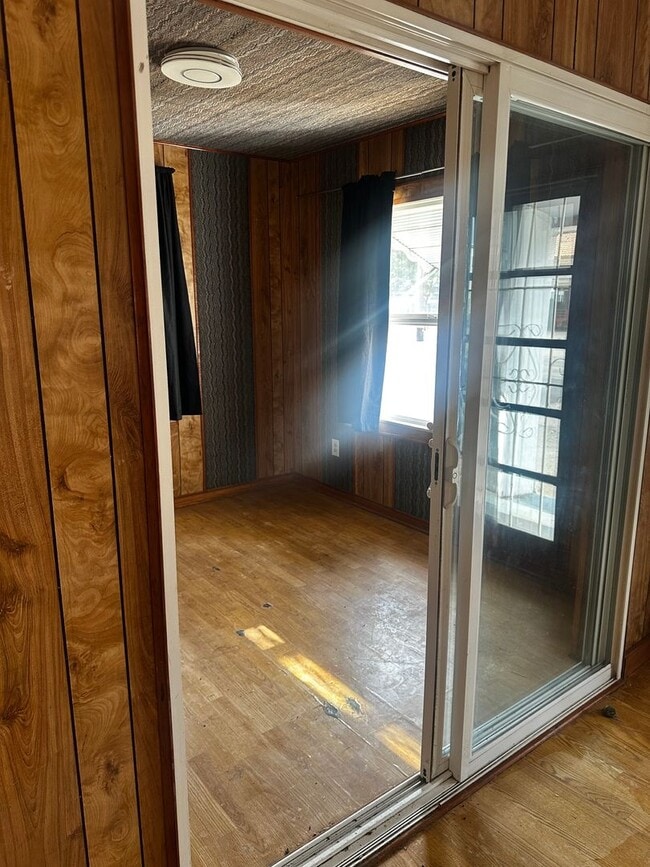 Building Photo - Cozy Charming home