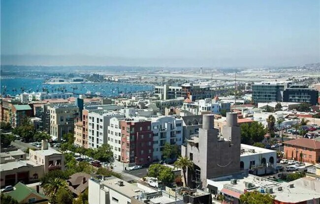 Building Photo - Gorgeous Condo with Amazing Views in La Vi...