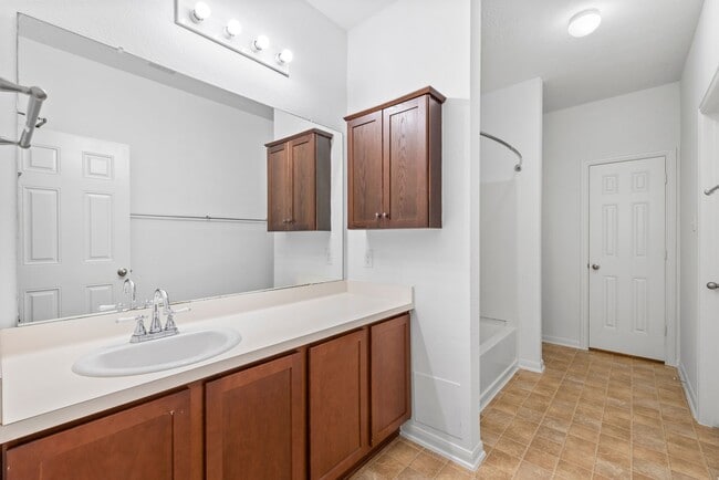 Building Photo - Comfort and Convenience in This Bay Colony Pointe Beauty