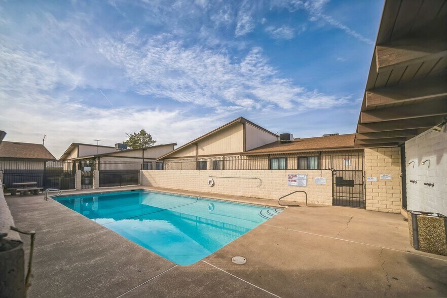 Building Photo - 5733 W Smoke Ranch Rd