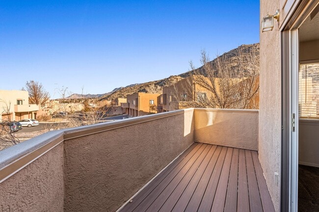 Building Photo - Foot Hills ! 2 bed/2 Bath home boasts beautiful views of the Mountains and the Lights of Albuquer...