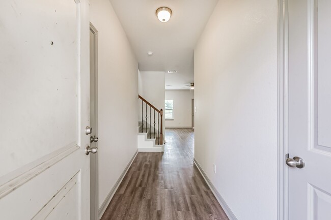 Building Photo - 914 Shady Ln