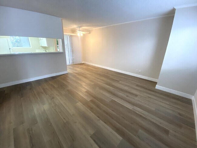 Building Photo - 2 Bedroom Hermosa Beach Condo - Close to Everything!