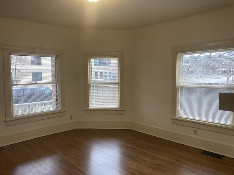 Building Photo - 434 N Topeka Ave