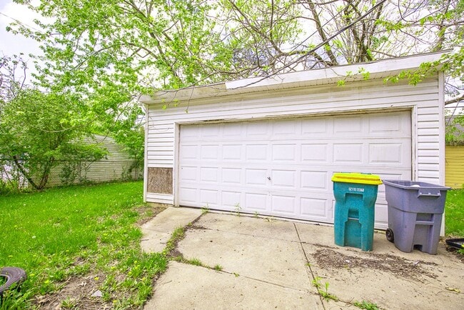 Building Photo - 3 BED 1 BATH BEAUTIFUL SINGLE FAMILY HOME ...