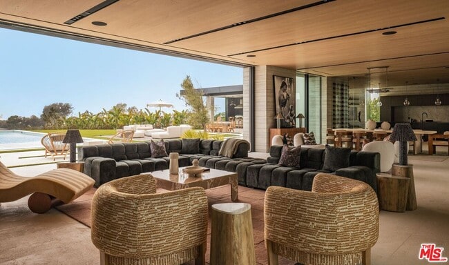 Building Photo - 6889 Dume Dr