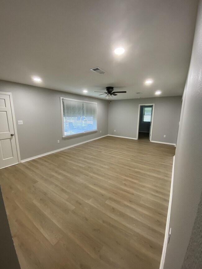 Building Photo - 1210 Donaghey Ave