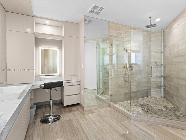 Building Photo - 1300 Brickell Bay Dr