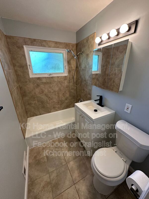 Building Photo - 10809 Ewing Ave