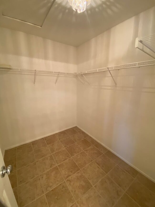 Building Photo - 2 Story 4 bed, 2 1/2 bath home in Simi Valley!