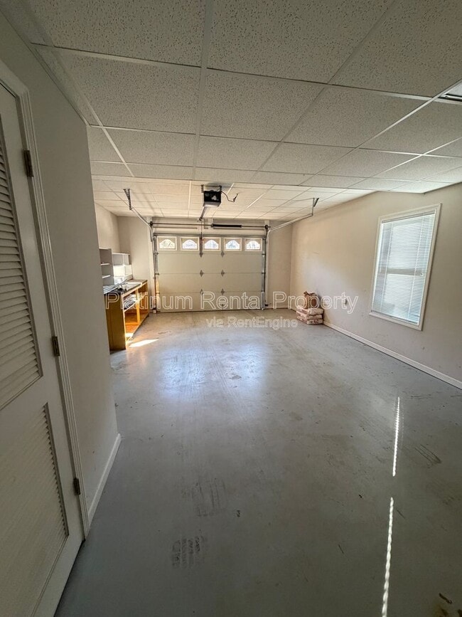 Building Photo - 3440 Alexander Cir