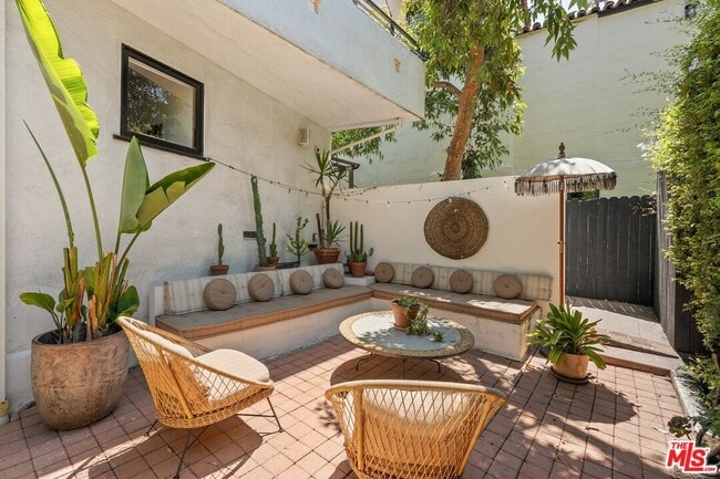 Building Photo - 2065 Watsonia Terrace