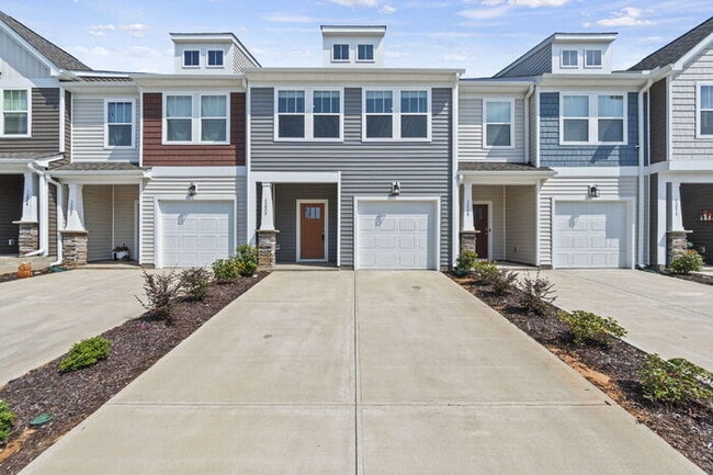 Building Photo - Charming 3-Bed Townhouse with Granite Touc...