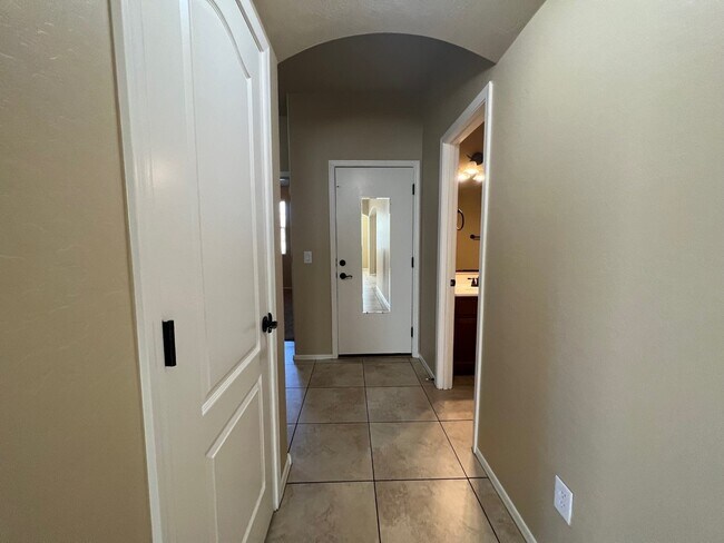 Building Photo - 3871 E Edna Dr