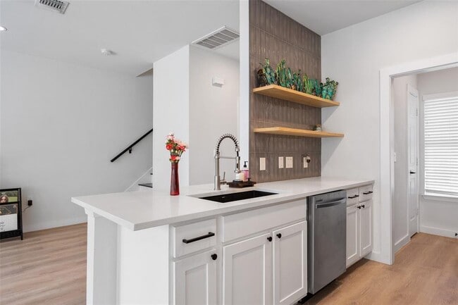 Building Photo - 3413 Blumie St