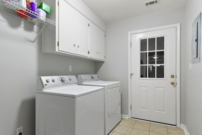 Building Photo - 2013 Fox Ridge Rd