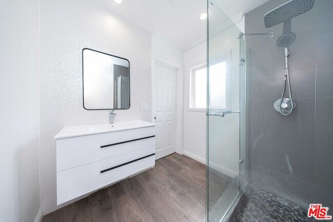 Building Photo - 8432 Glenoaks Blvd