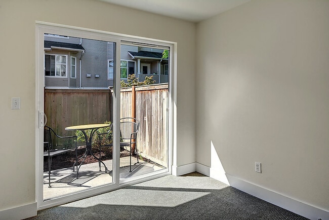 Building Photo - Gorgeous Townhouse in Green-Lake Community