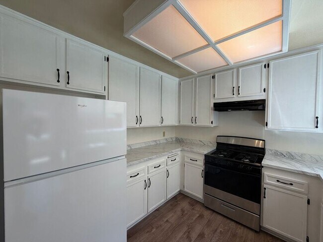 Building Photo - 720 Valley Crest Dr