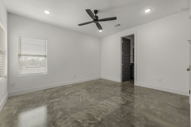 Building Photo - Wolf Den 3BR Near South College Station | Ideal Layout + Garage + Space