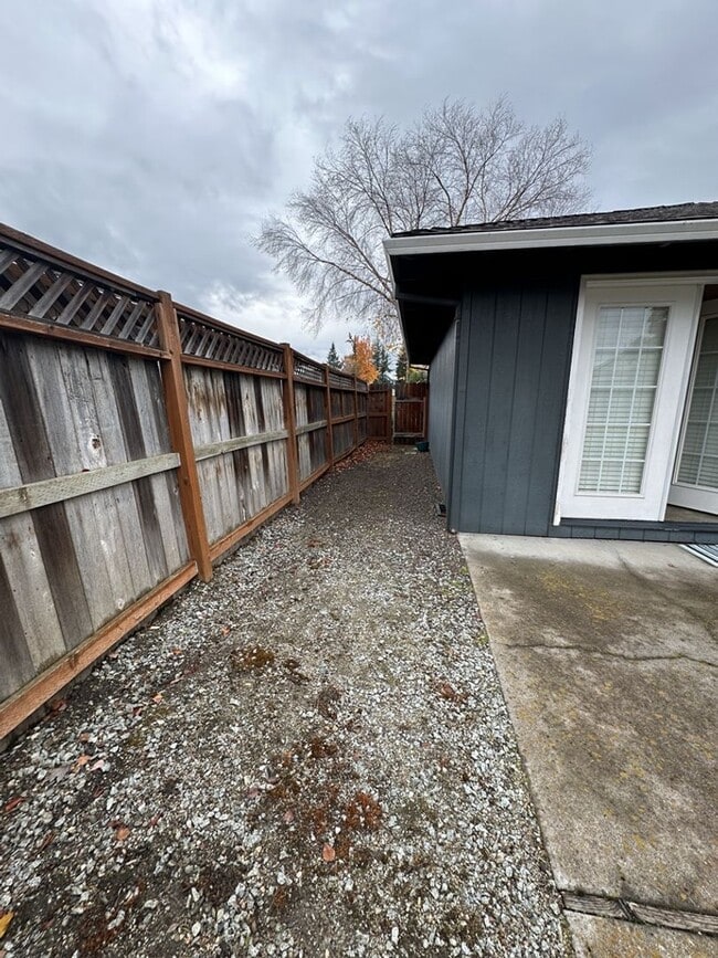 Building Photo - Pristine 3-Bedroom, 2-Bath Home with Modern Features in North Medford
