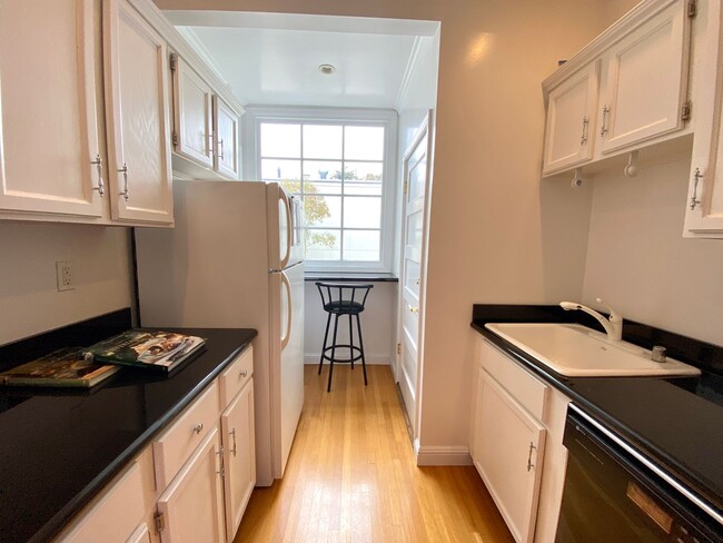 Building Photo - Furnished, Short Term Cow Hollow Rental