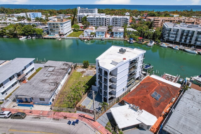 Building Photo - 8125 Crespi Blvd