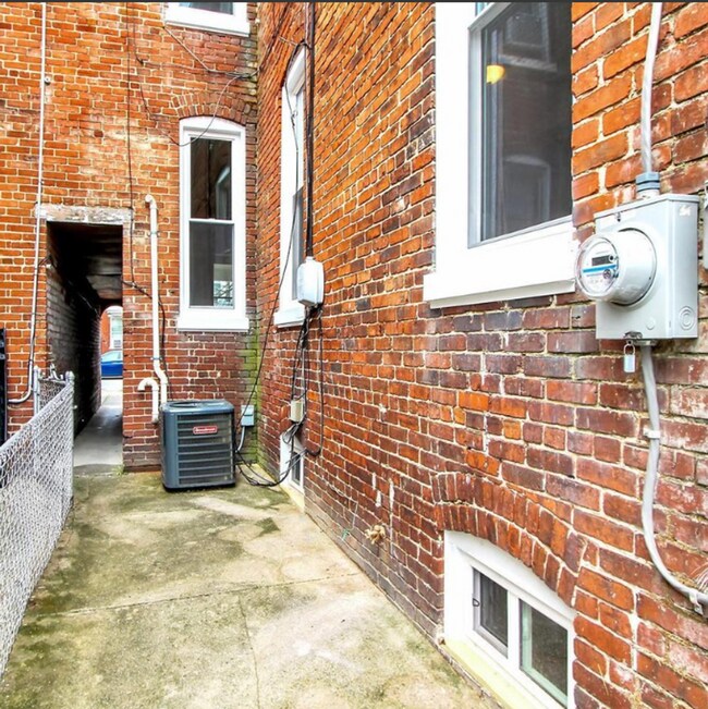 Building Photo - Spacious 4 Bedroom, 1 Bath Home in York, Pa!