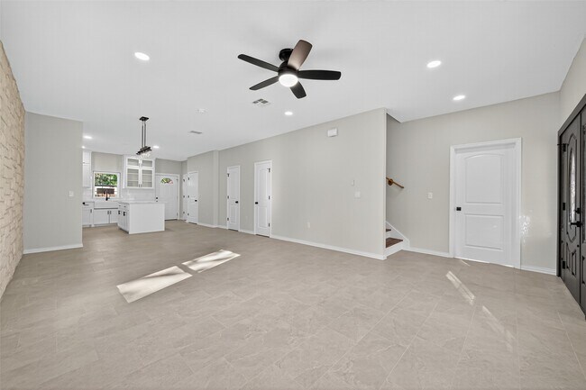 Building Photo - 10594 Rustling Oaks Dr