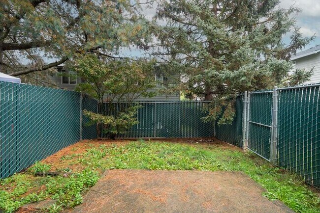 Building Photo - 3 bedroom townhouse with Garage!! Wont last! Call Now!!