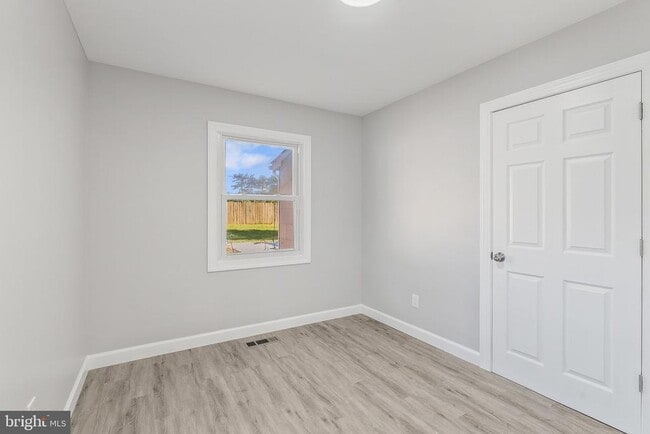 Building Photo - 12 Holbrook Ln