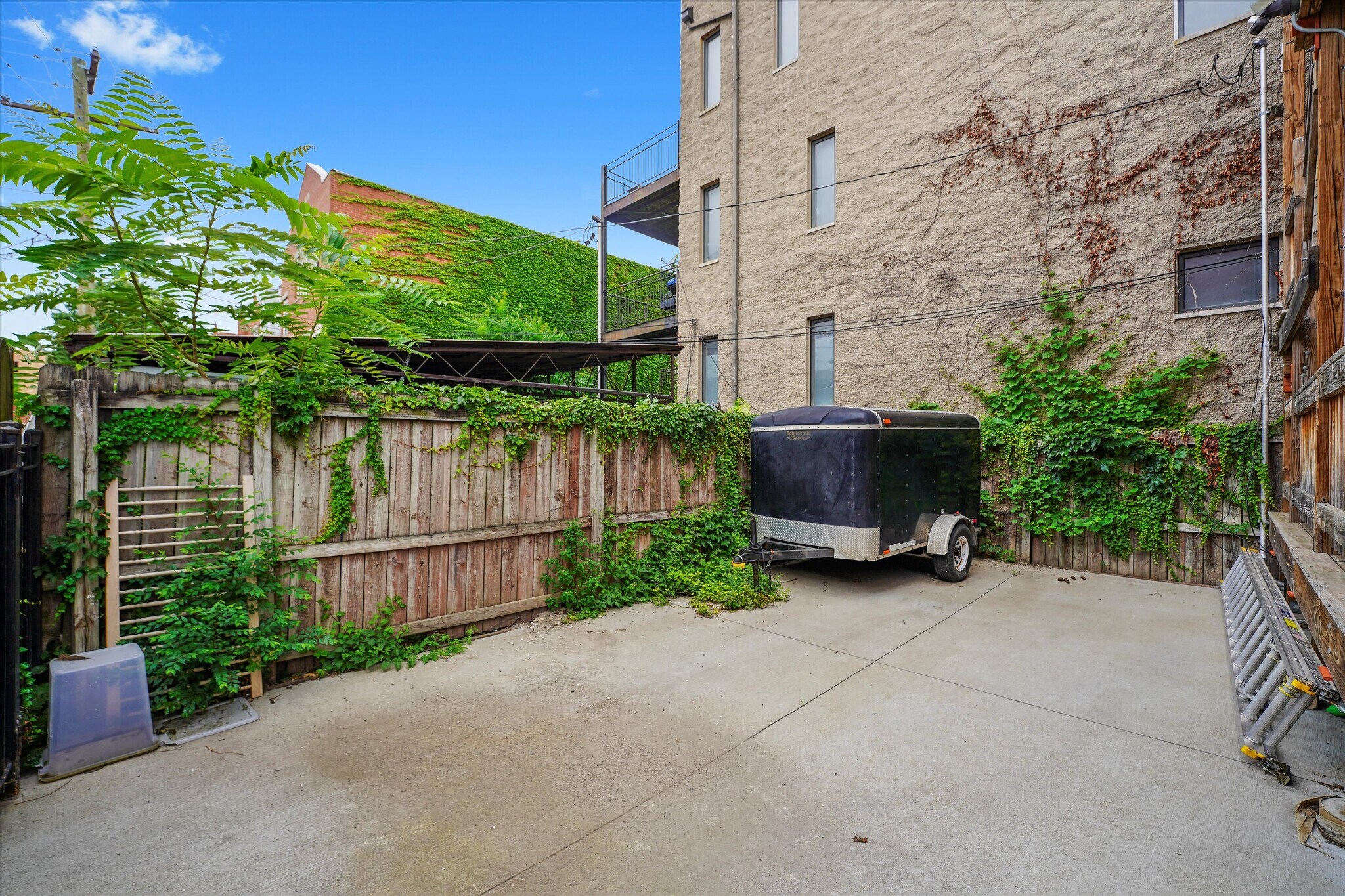 Building Photo - 624 S Oakley Blvd
