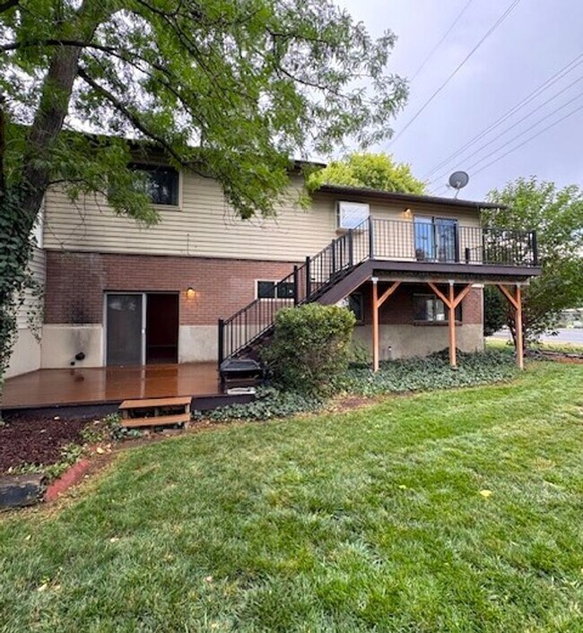 Building Photo - 5 Bed / 3 Bath Townhome in Murray!