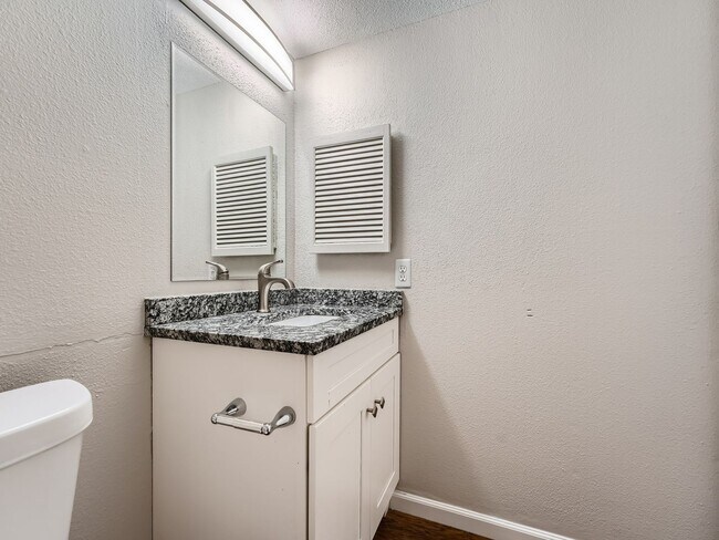 Building Photo - 2 Bed, 2 Bath Condo in Aurora!