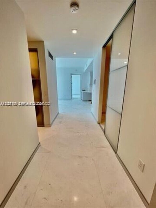 Building Photo - 16901 Collins Ave