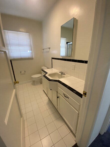 Building Photo - 609 Kelton Ave