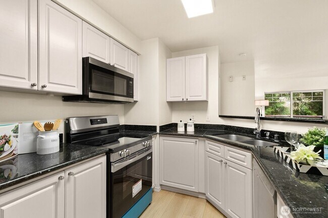 Building Photo - Beautiful 3 Bedroom 2 Bath Condo Newport Way Issaquah