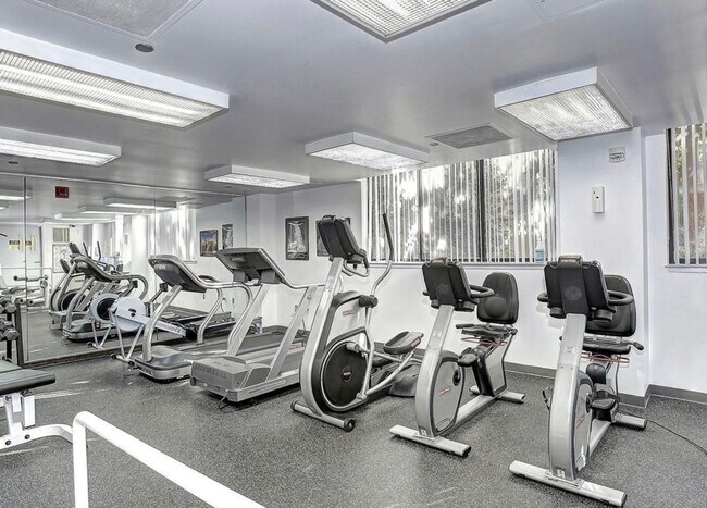 Building Photo - Nice One Bed + One Bath in Luxury Secure Doorman Bldg