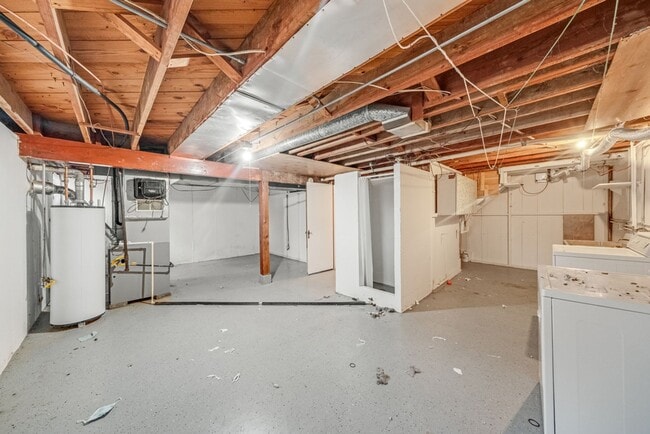 Building Photo - Charming 2-Bedroom Home with Bonus Space &...