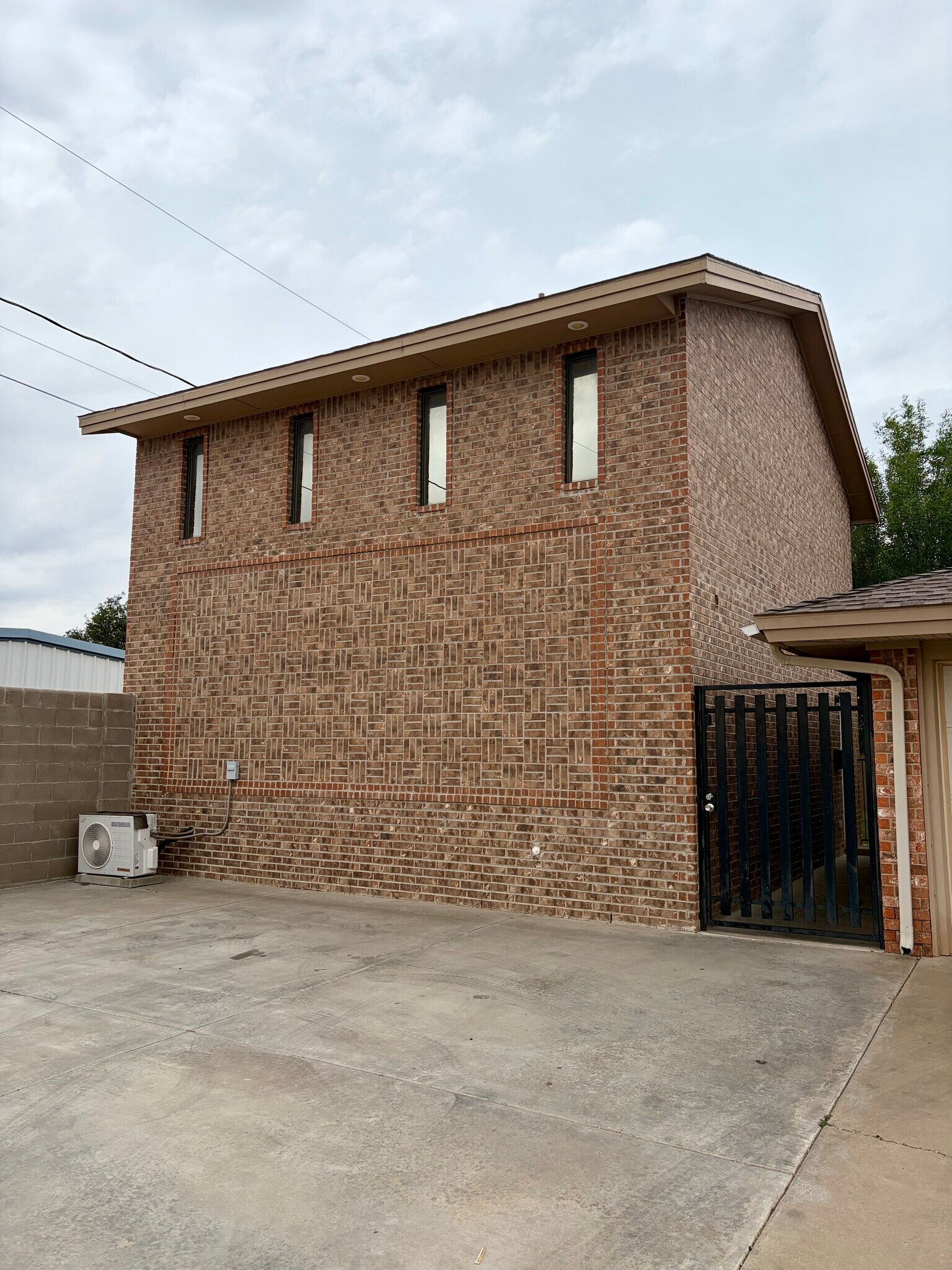 Building Photo - 4601 Redbud Ave