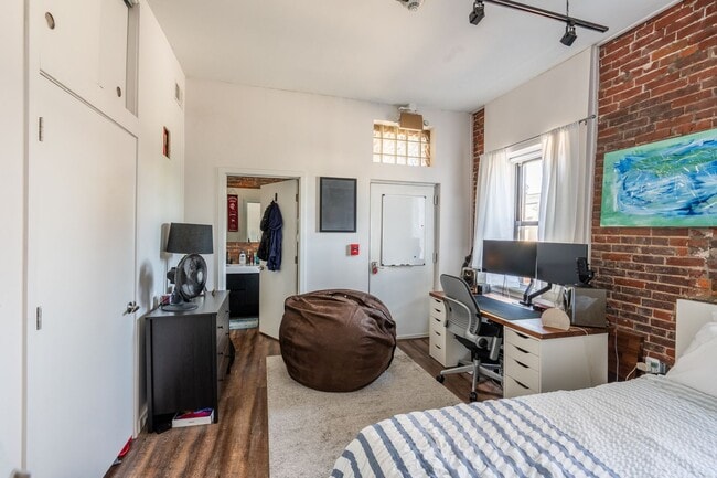 Building Photo - Spacious 2 Bedroom/2 Bath in Lawrenceville