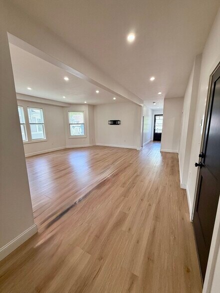 Building Photo - 30 Howland St