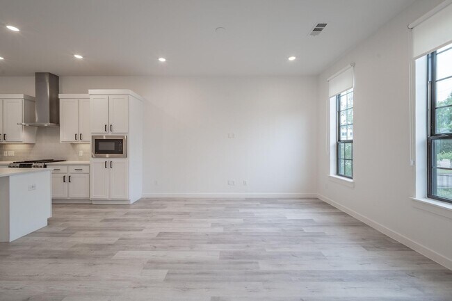 Building Photo - Gated Luxury Townhomes with yard + Roof Patio