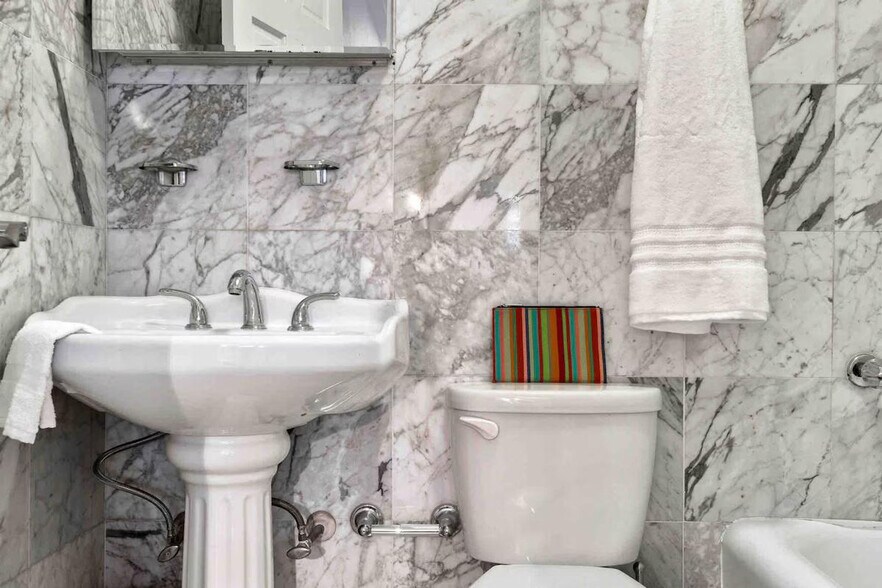 Building Photo - 331 E 9th St