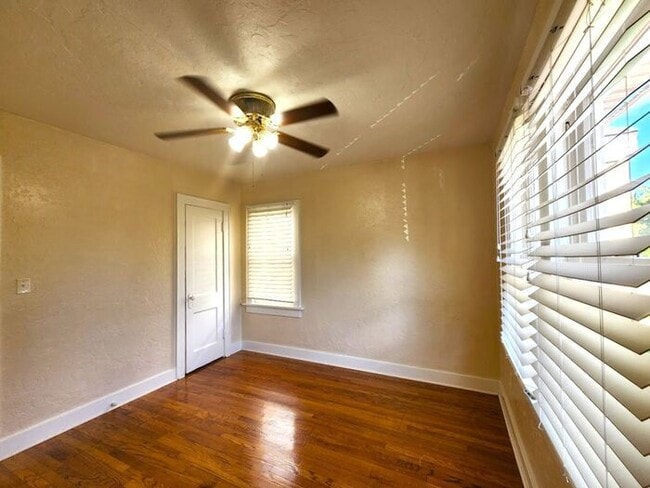 Building Photo - 1 Bed 1 Bath Upstairs Garage Apt in the Mi...