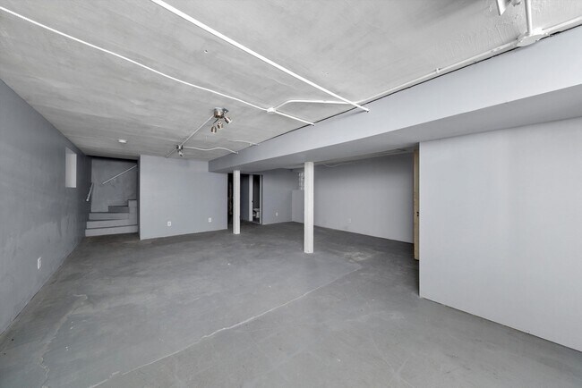 Building Photo - 7643 S Paxton Ave