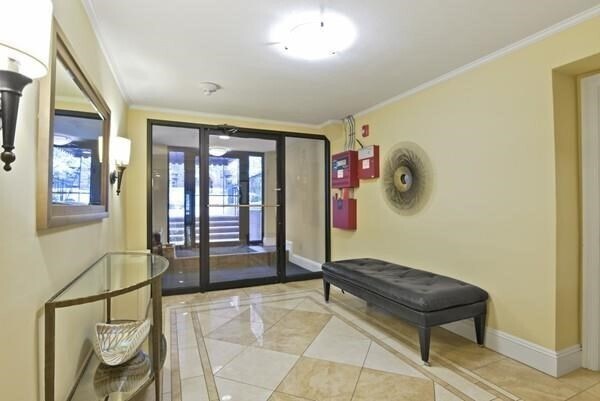 Building Photo - 242 Beacon St