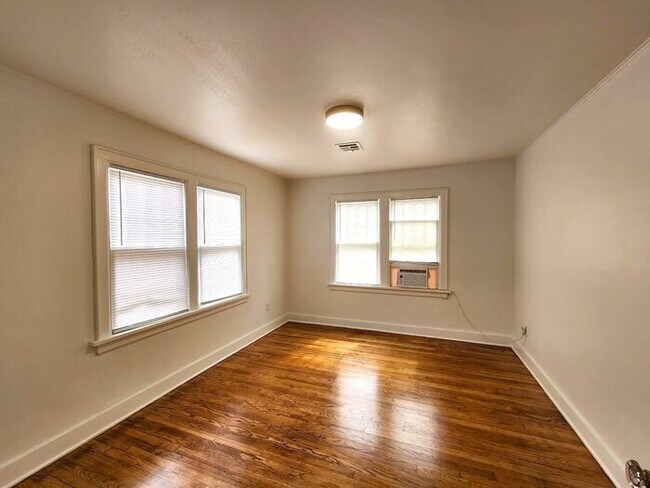 Building Photo - Remodeled 1 BED 1 BATH DUPLEX MIILER'S BLVD HISTORIC DISTRICT