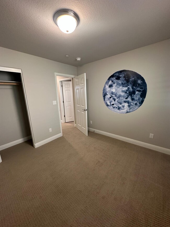 Building Photo - 1325 E Via Viola Way