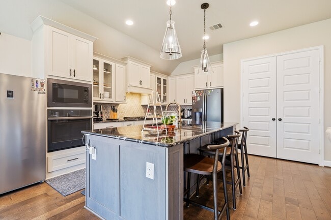 Building Photo - 2106 Stargrass Dr